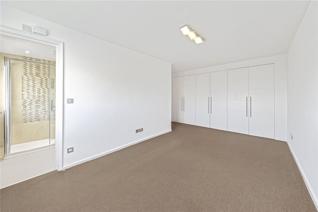 Property photo 3 of 18 Bedroom