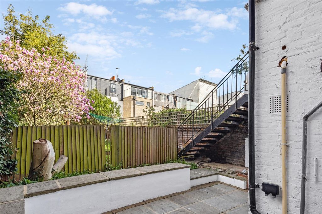 Property photo 2 of 6 52 Loftus Road, Basement Flat, W12 7En-10.Jpg