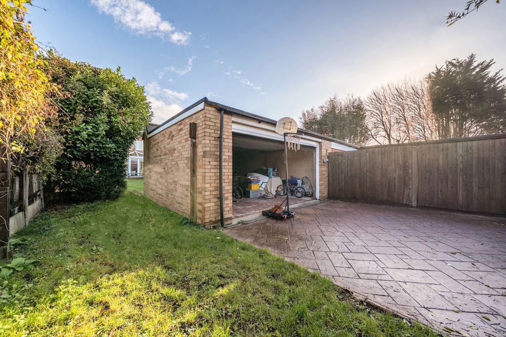 Property photo 3 of 29 Garage Space