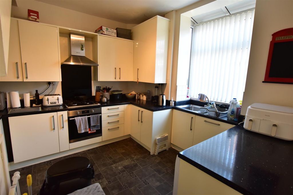 Property photo 3 of 7 Kitchen