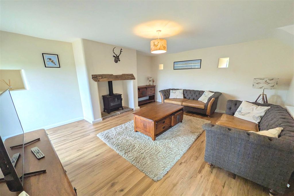 Property photo 3 of 13 Lounge