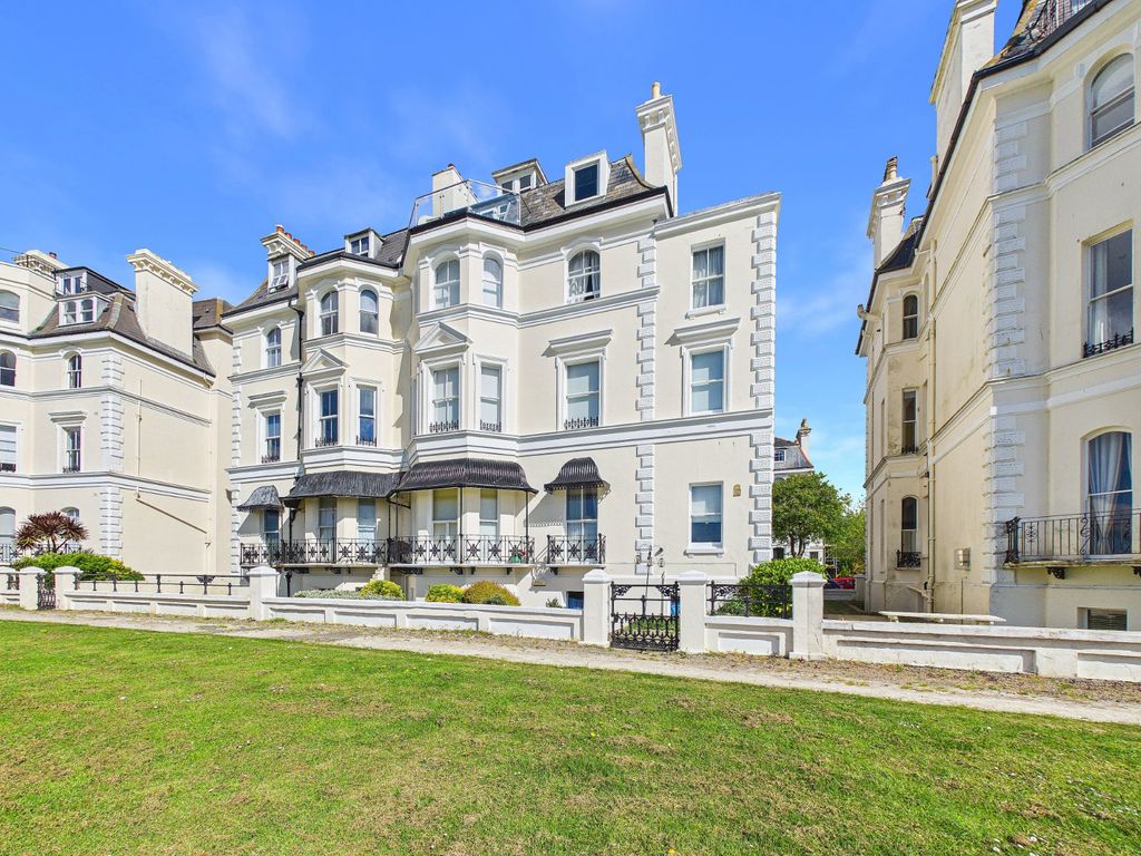 Property photo 1 of 22 Clifton Crescent