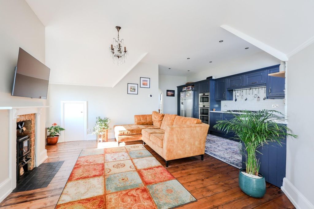 Property photo 2 of 33