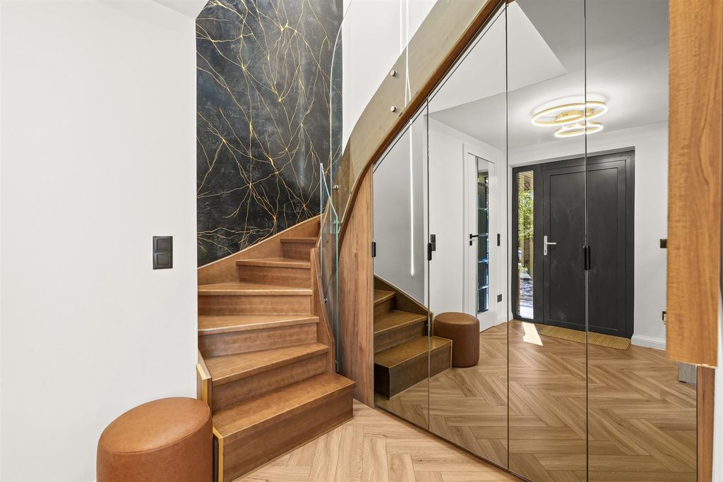 Property photo 3 of 38 A7407000.Jpg