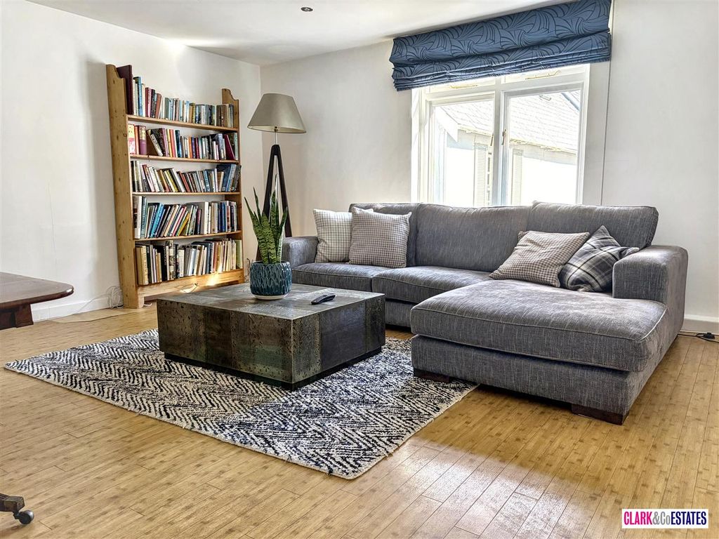 Property photo 3 of 15 Lounge