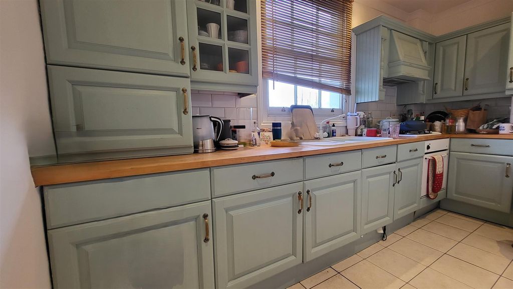 Property photo 3 of 9 Kitchen