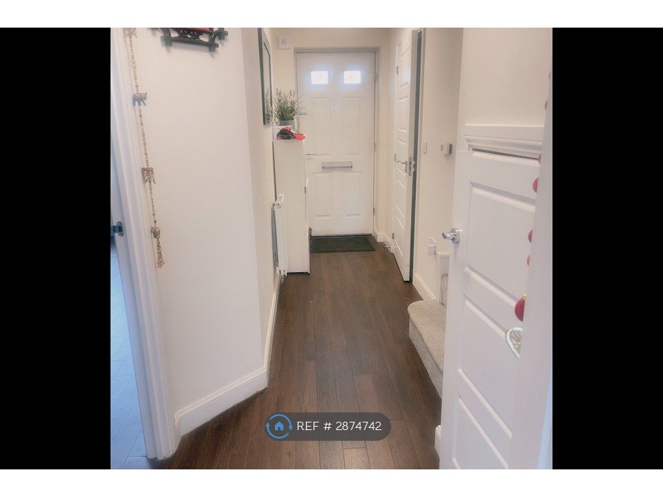 Property photo 2 of 16 Hallway