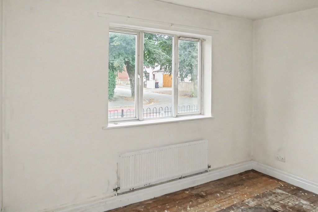Property photo 2 of 14 6 Langdale Place, Lancaster, Lancashire, La1 3Ns