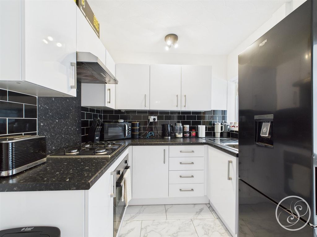 Property photo 2 of 17 Kitchen