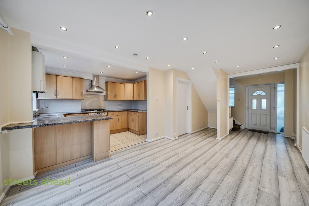 Property photo 2 of 19 24Aeb93c-Bf8d-484...