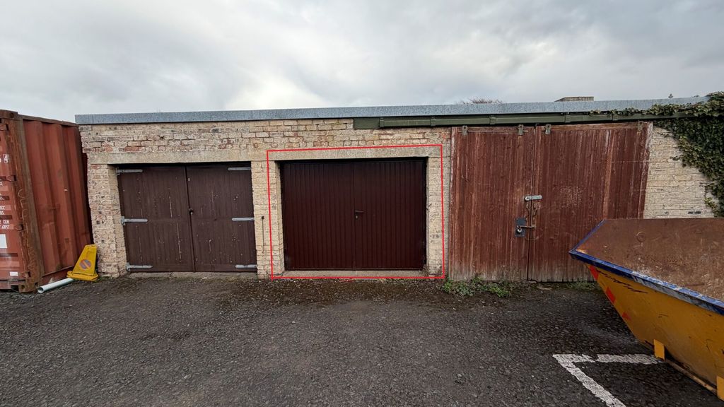 Property photo 1 of 3 Lock Up At 28 Sidegate