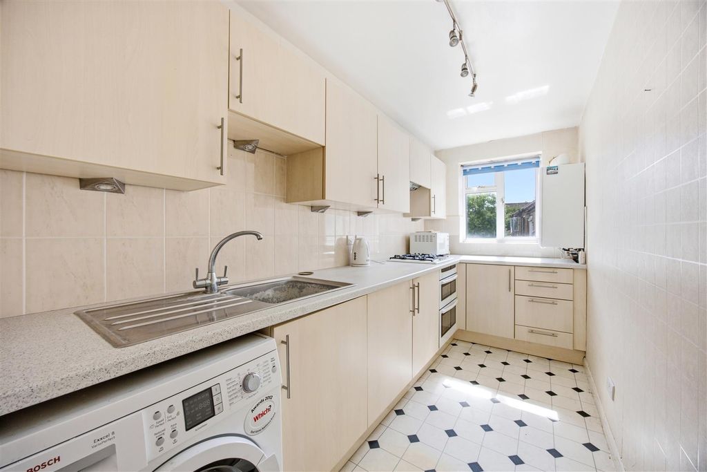Property photo 3 of 9 Kitchen