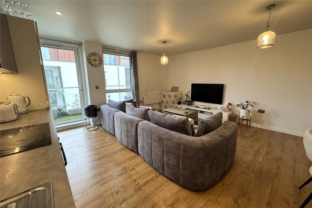 Additional image 4 of 2 bed flat for saleFarnborough Road, Farnborough, Hampshire GU14