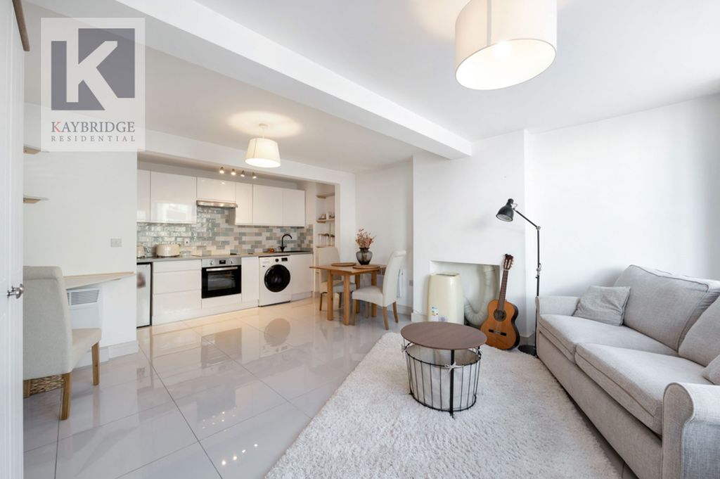 Property photo 2 of 5 Church Road Kt17 4Dz