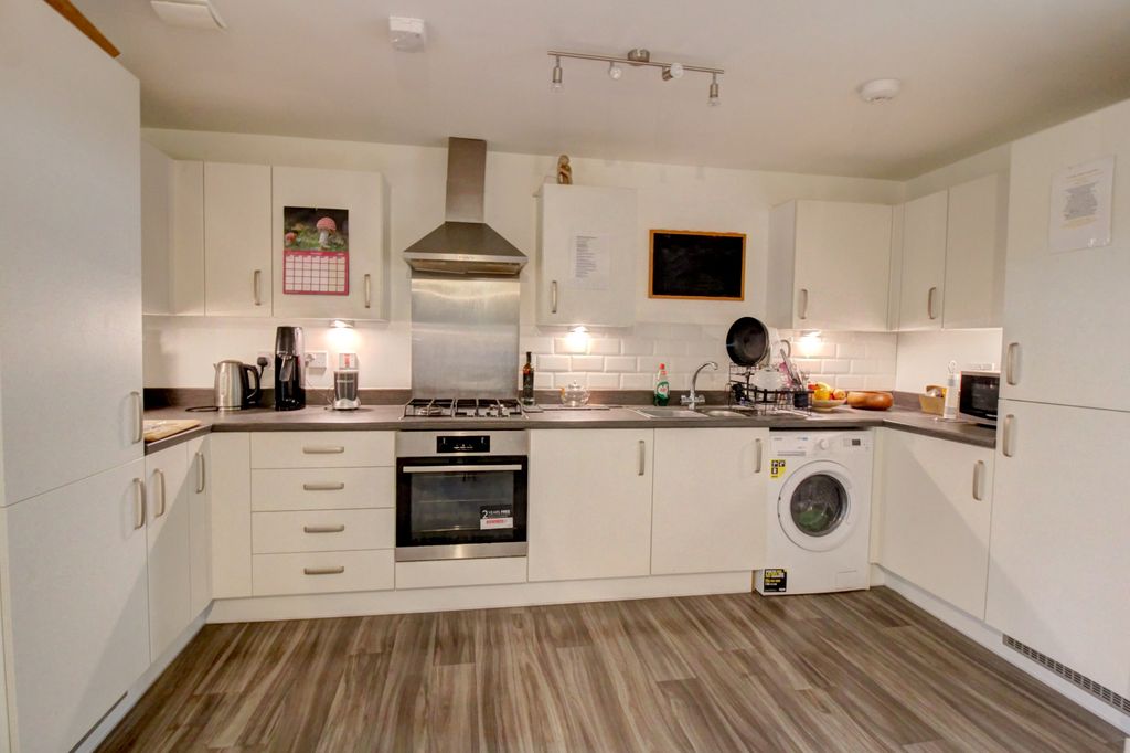 Property photo 3 of 7 Kitchen