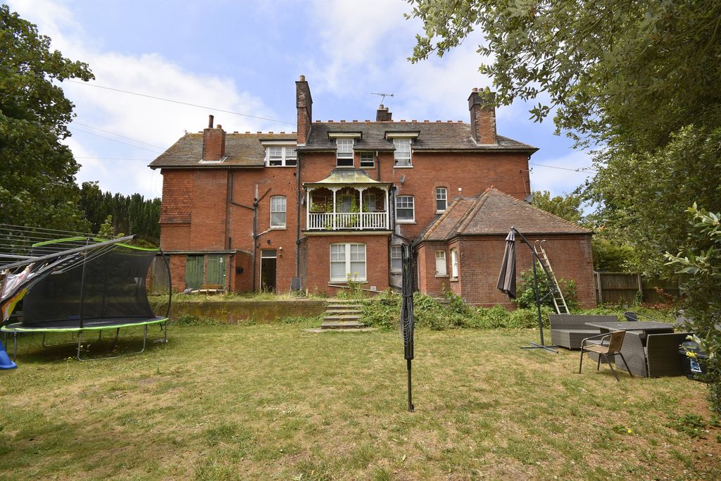 Property photo 2 of 20