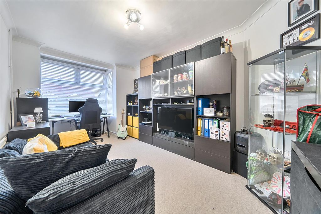 Property photo 3 of 17 Sitting Room/Bed 4