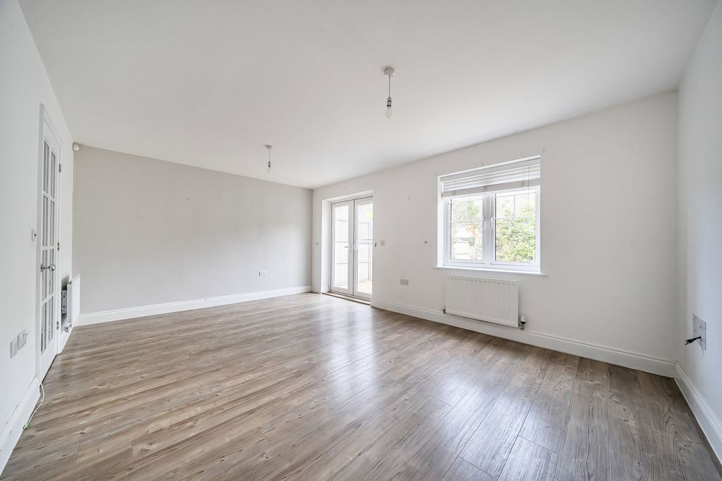 Property photo 2 of 28