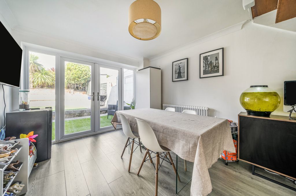 Property photo 3 of 13 1349726-11-68Bedd...
