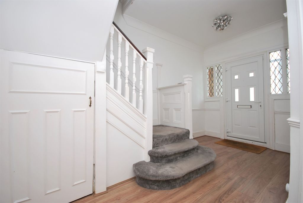 Property photo 2 of 14 Entrance Hall