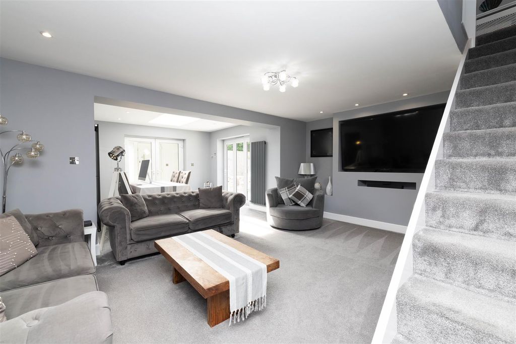 Property photo 2 of 16 Lounge