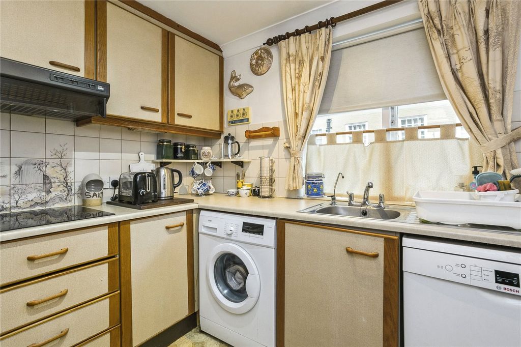 Property photo 3 of 10 Kitchen