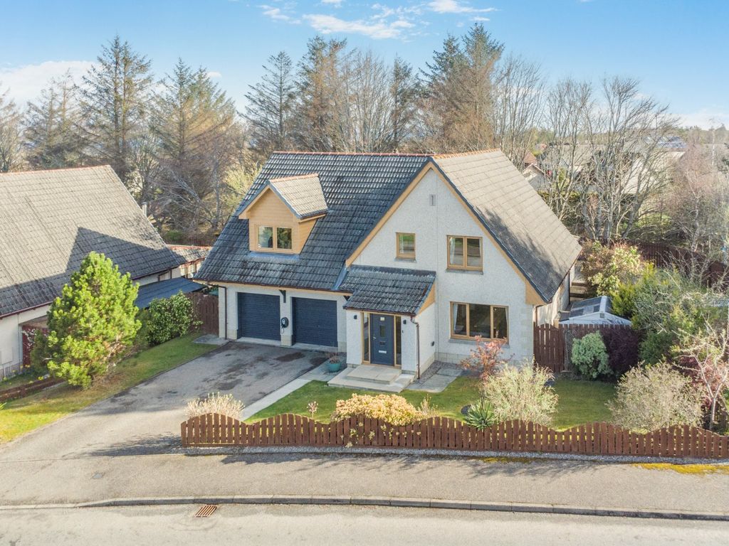 Property photo 1 of 28 18 Redwood Crescent