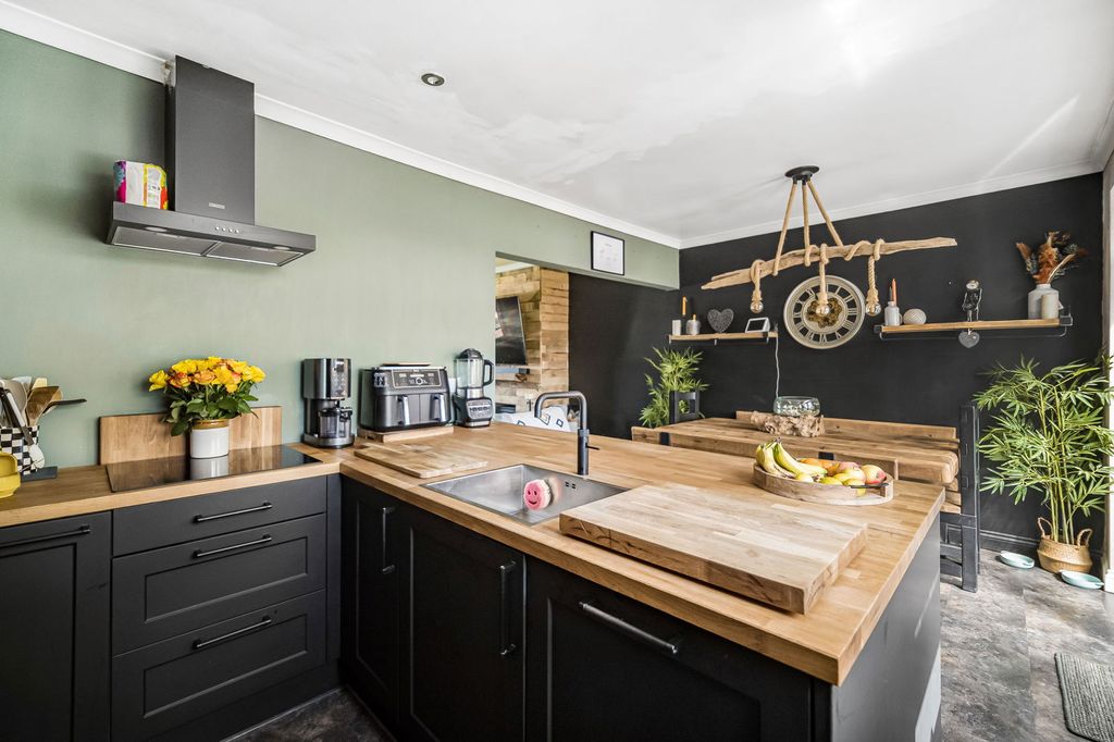 Property photo 1 of 33
