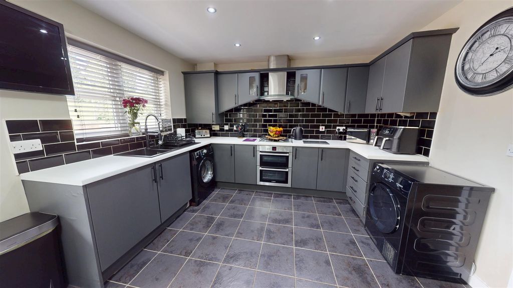 Property photo 2 of 20 Kitchen