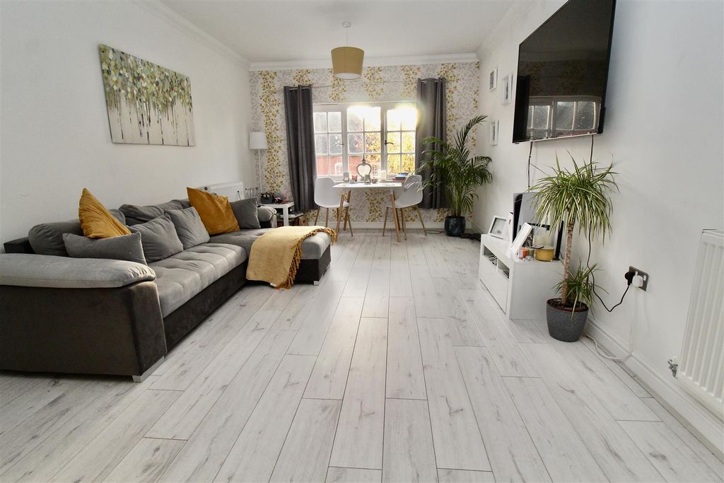 Property photo 1 of 18 Lounge