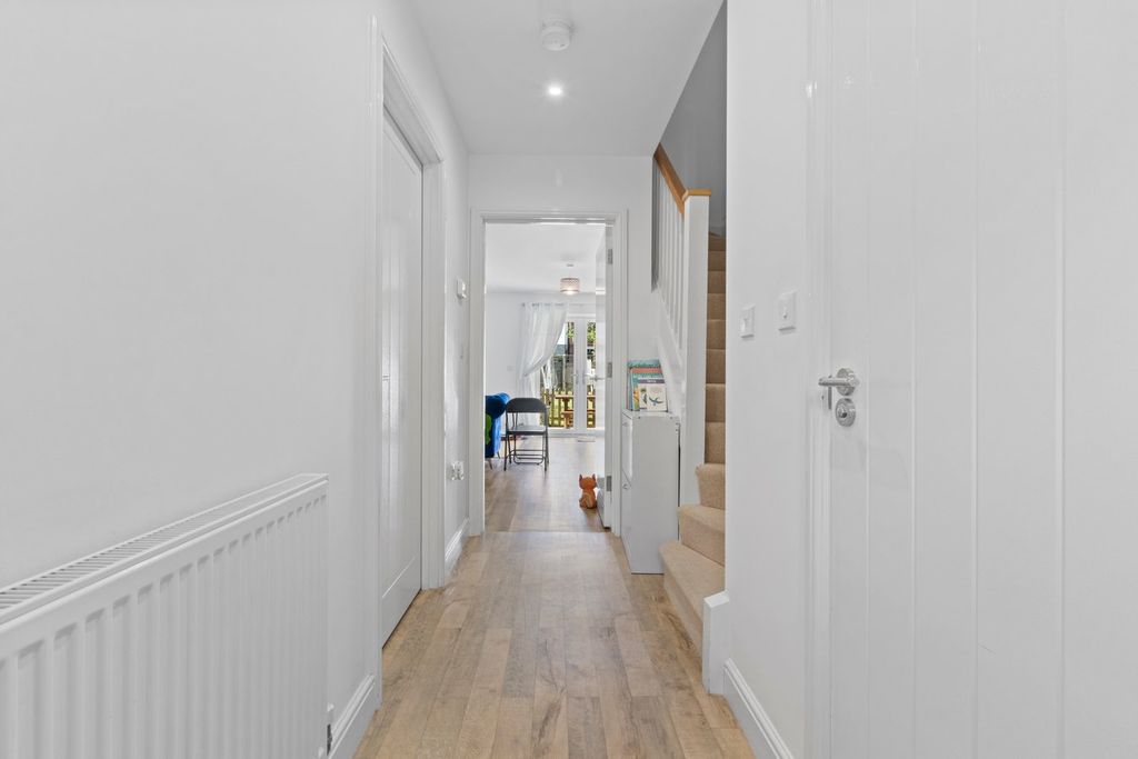 Property photo 2 of 28