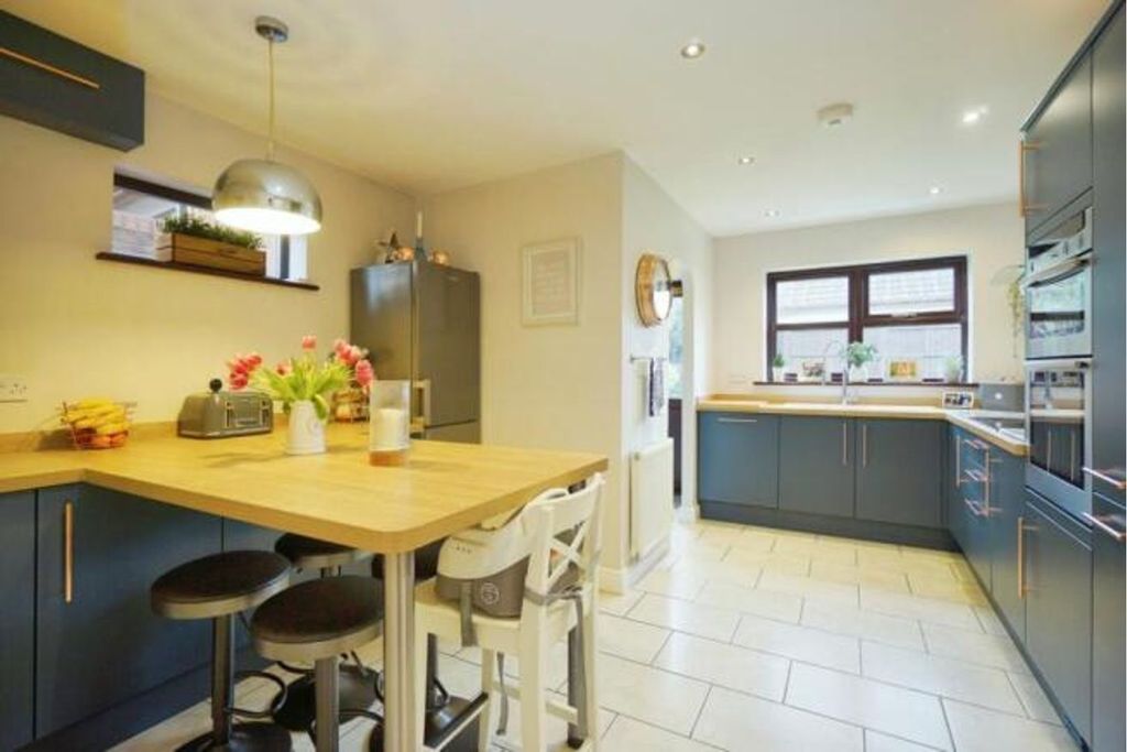 Property photo 3 of 20 Kitchen