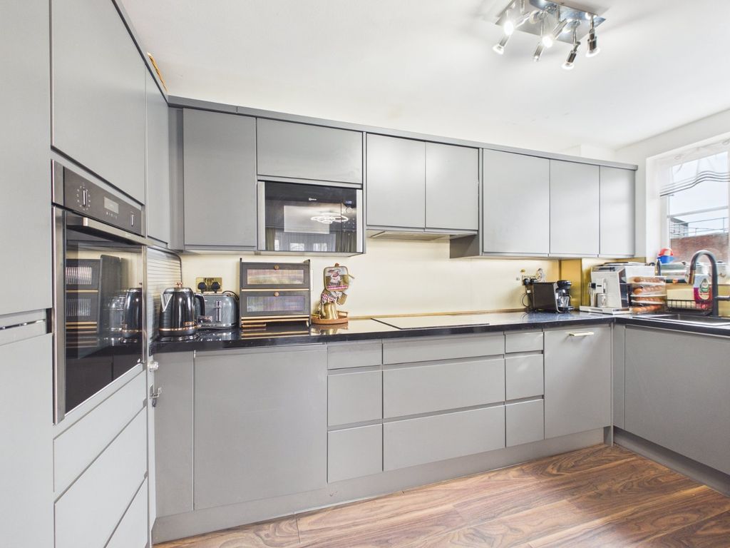 Property photo 3 of 10 Kitchen