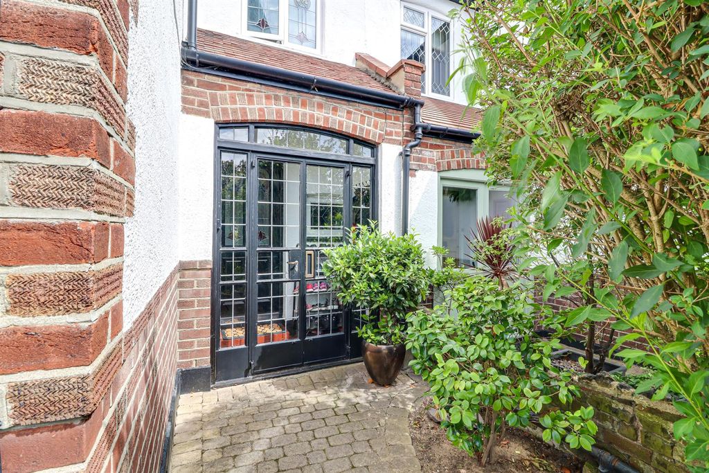 Property photo 2 of 20