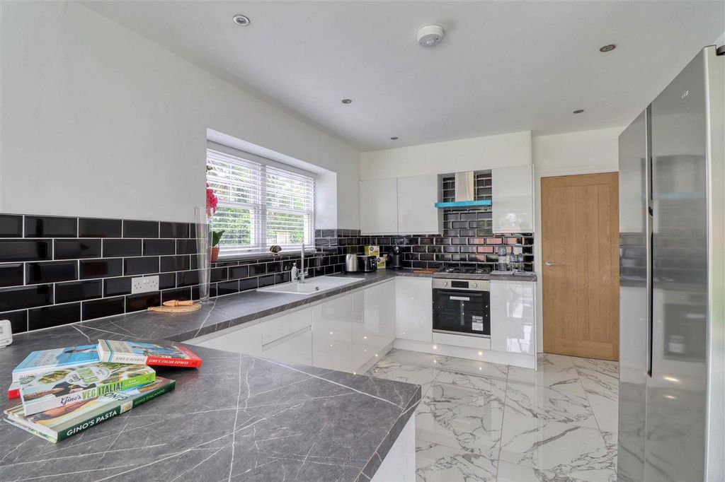 Additional image 8 of 5 bed detached house for saleUpper Third Avenue, Frinton On Sea CO13
