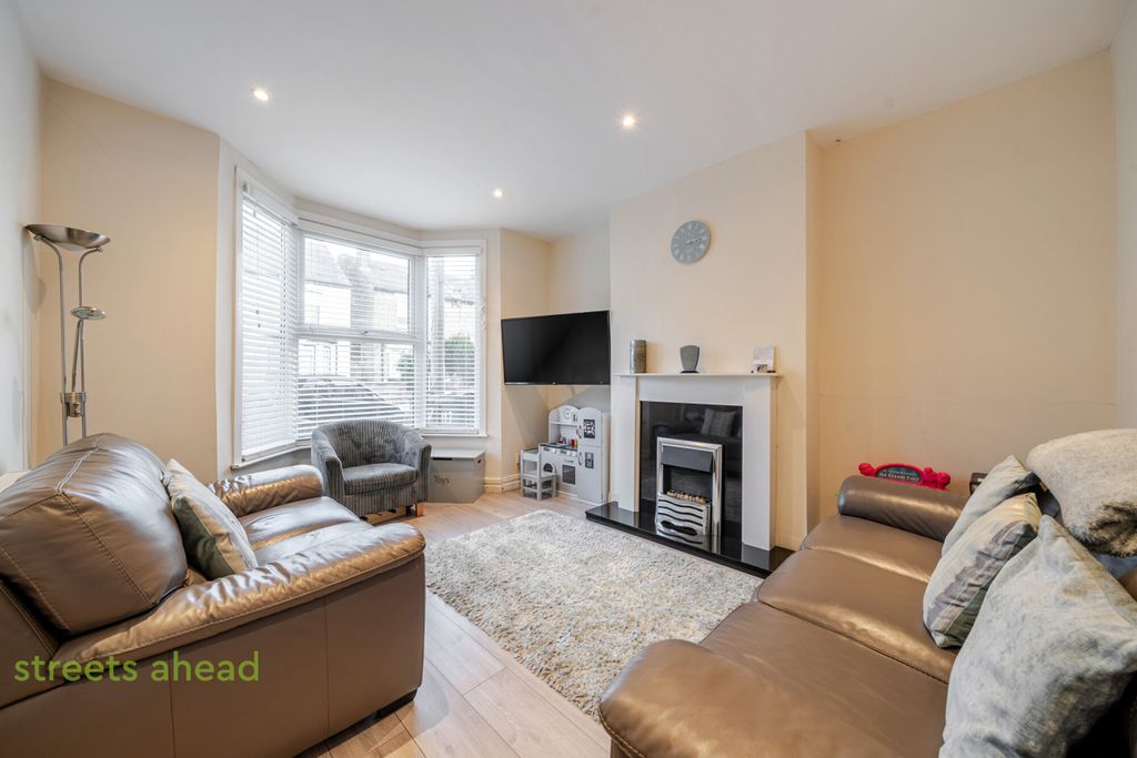 Property photo 2 of 19 28Cabd90-3Ae9-43A...