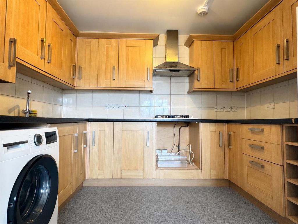 Property photo 2 of 7 Kitchen