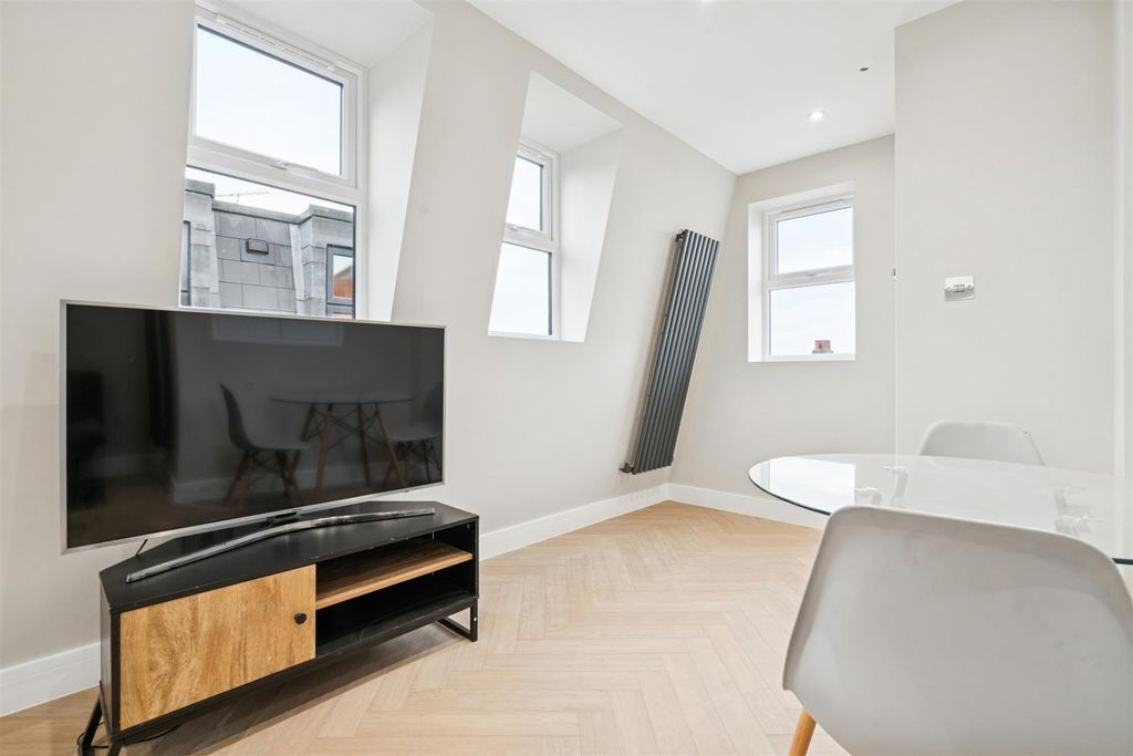 Property photo 3 of 9 Flat 4 20 Hoyle Road Reception 3.Jpg