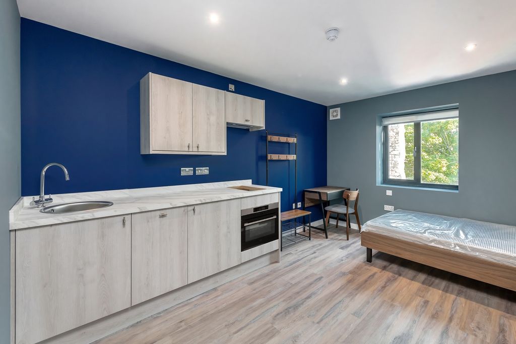 Property photo 3 of 5 A Modern And Inviting Double Bedroom With A Well-E...