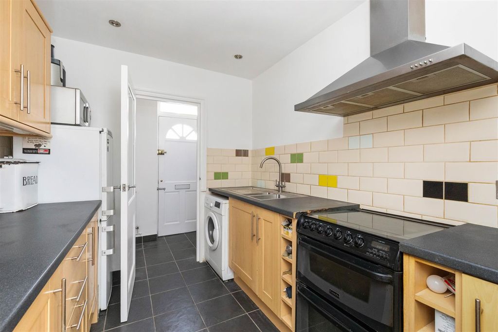 Property photo 3 of 8 Roundhill Crescent-7.Jpg