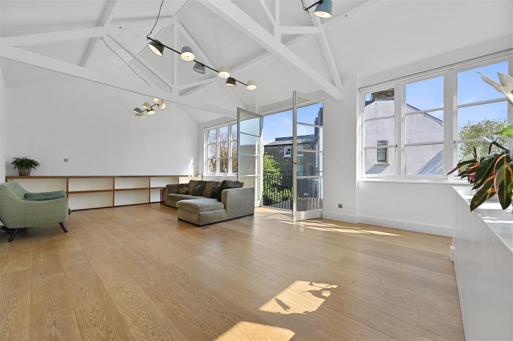 Property photo 3 of 12 Hyde Mews