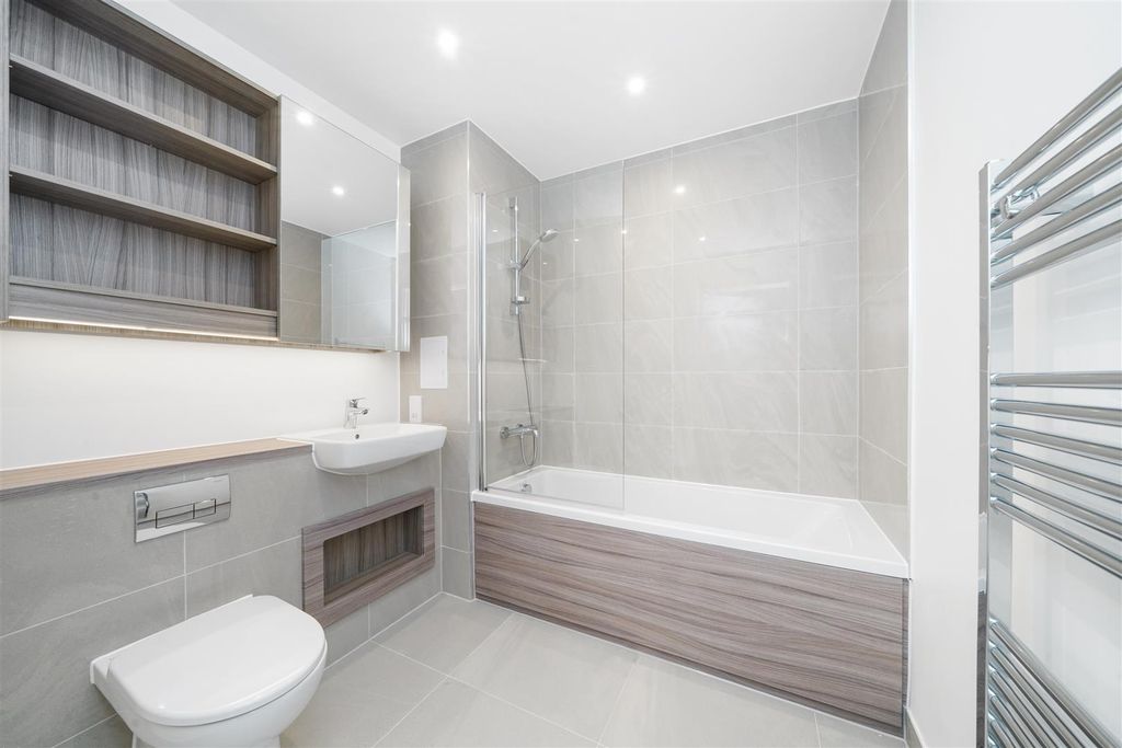 Property photo 1 of 12 Bathroom.Jpg