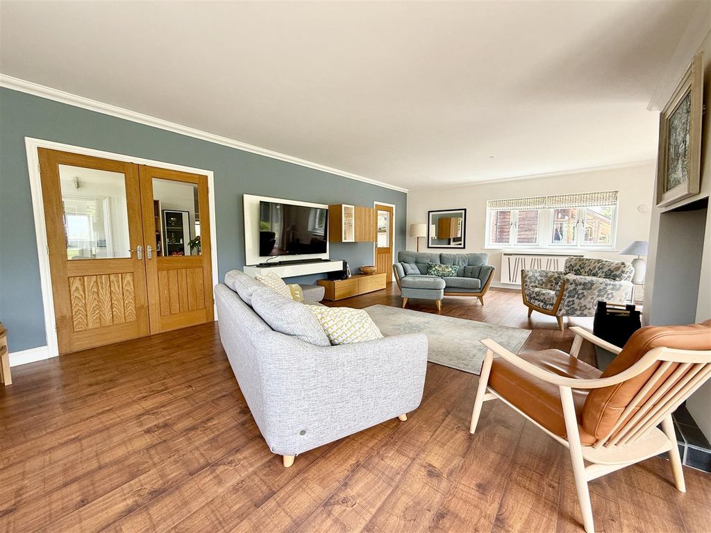 Property photo 3 of 43 Lounge