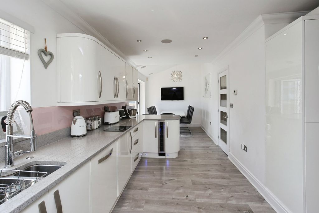 Property photo 3 of 12 Kitchen/Diner