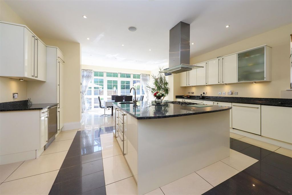 Property photo 3 of 34 Sandy Lane