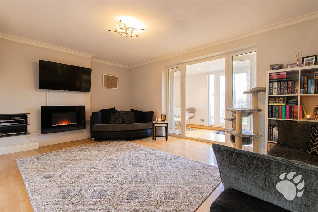 Property photo 2 of 18 Lounge