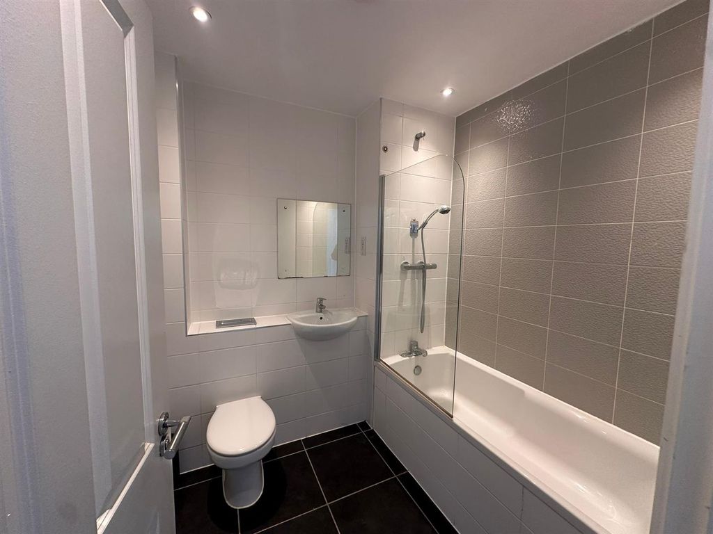 Property photo 2 of 16 Bathroom