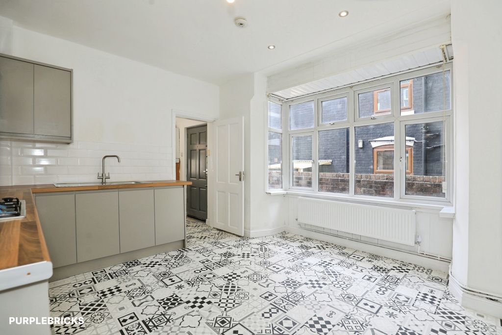 Property photo 2 of 31