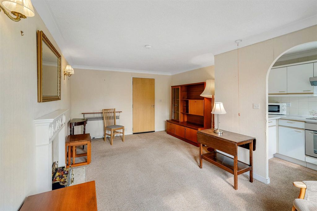 Property photo 3 of 12 Lounge