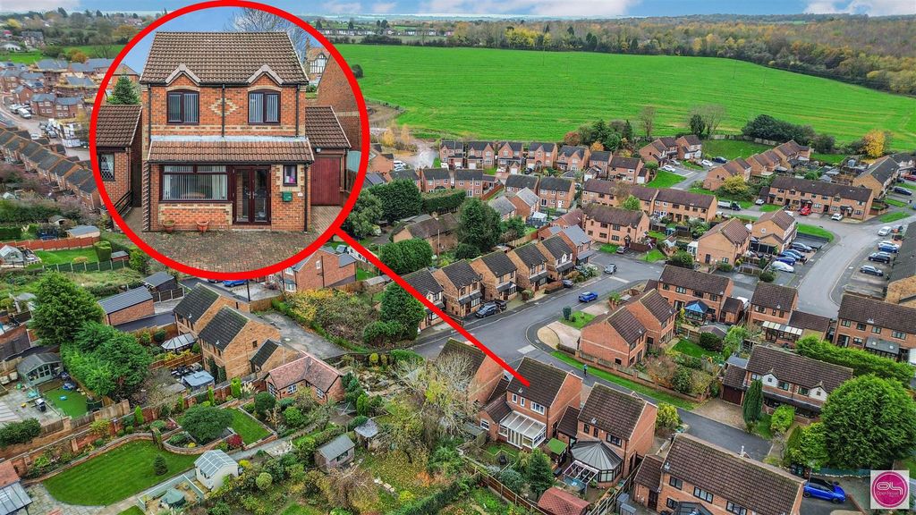 Property photo 2 of 32 Pine Walk, Castle Gresley (8).Jpg